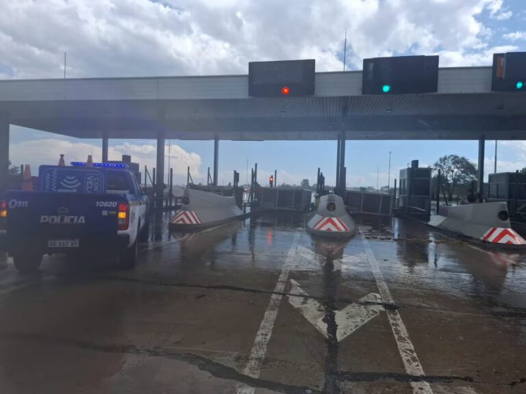 Temporal en Córdoba: confirmaron una muerte tras el colapso de una casilla de peaje en Ruta 9 Norte