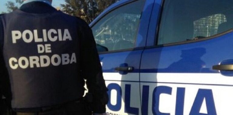 Córdoba: vecina de 57 años fue salvada por policías tras ahogarse