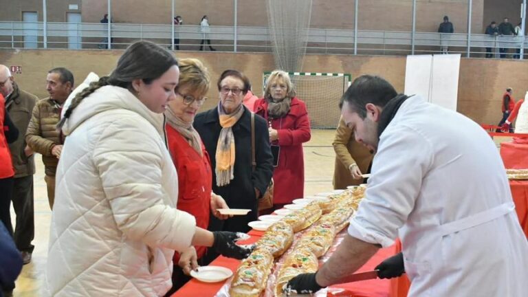 Villanueva de Córdoba degusta un roscón de Reyes gigante