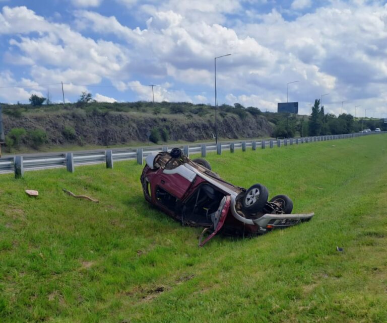 Volcó en la autopista Córdoba-Carlos Paz y sufrió graves heridas