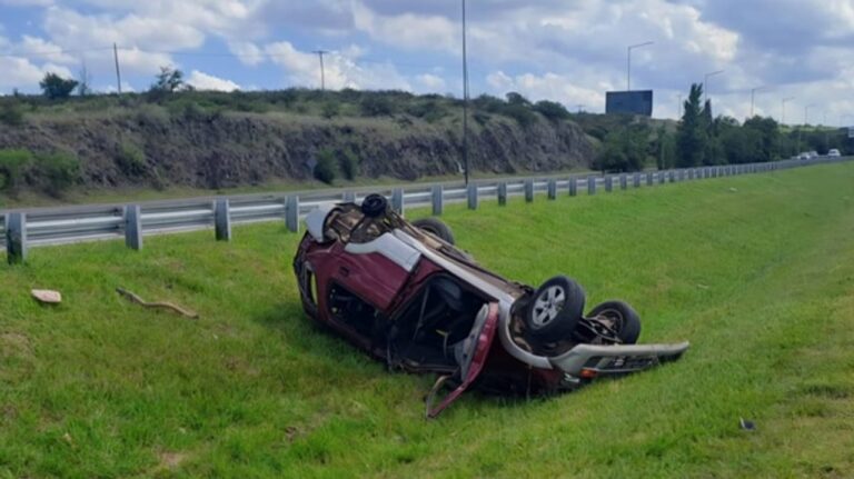 Vuelco en la autopista CórdobaCarlos Paz: un hombre de 59 años fue internado
