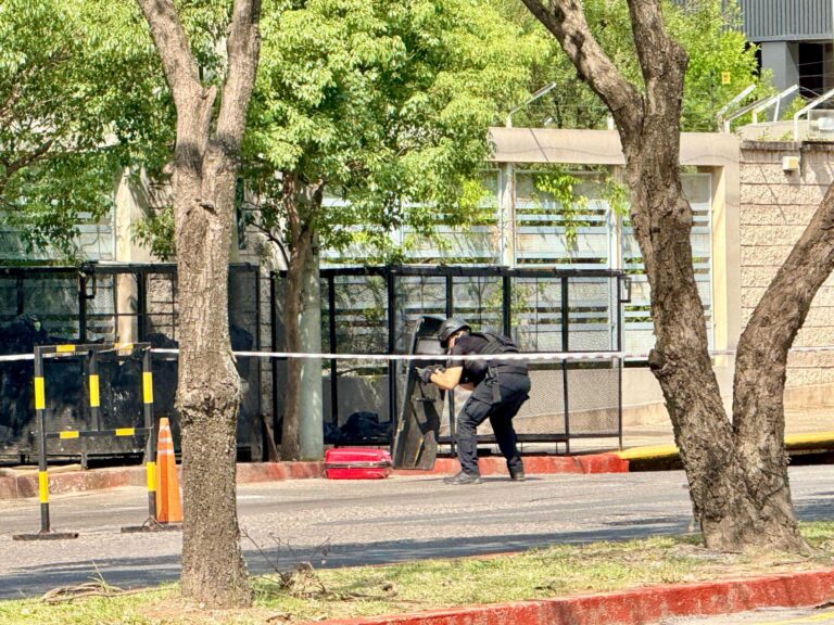 Alerta por una valija frente a una escuela en Córdoba: Intervino la Brigada de Explosivos