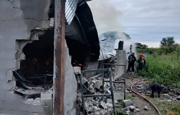 Feroz incendio en un depósito de tapicería en Córdoba: trasladaron a un adolescente