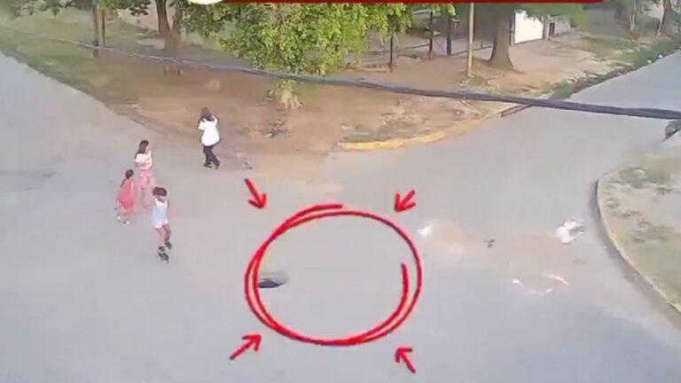 Grave: Una niña fue tragada por una boca de tormenta sin tapa