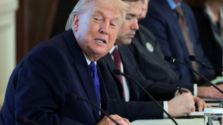 Trump dijo que EE.UU. decidirá qué compañías petroleras operarán en Venezuela