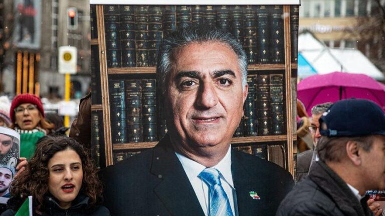 Quién es Reza Pahlaví, el hijo del último shah de Persia que instiga las protestas en Irán desde el exilio