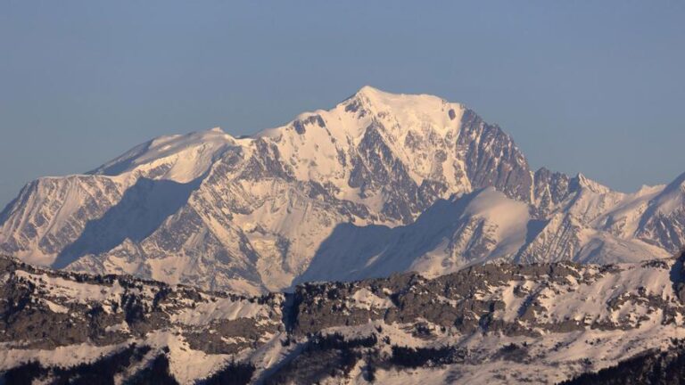 Fallecen tres esquiadores en los Alpes franceses por avalanchas tras fuertes nevadas