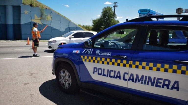 Control nocturno en Colonia Caroya: secuestran droga, dinero y un auto
