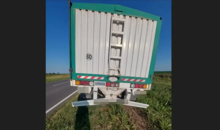 Tragedia vial en el sur de Córdoba: murieron dos jóvenes motociclistas tras chocar con un camión