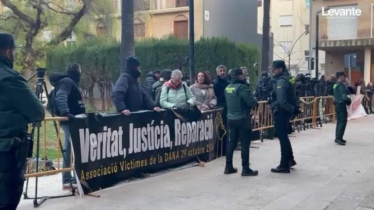 Asociaciones de víctimas de la dana se concentran en los juzgados antes del careo de Pradas y el exjefe de gabinete de Mazón