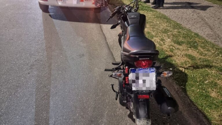 Una moto y un taxi protagonizaron un choque en Carlos Paz