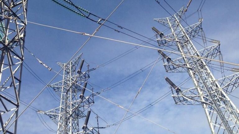 Trasladado al hospital tras sufrir una descarga de 25.000 voltios en una torre de alta tensión en Benamejí