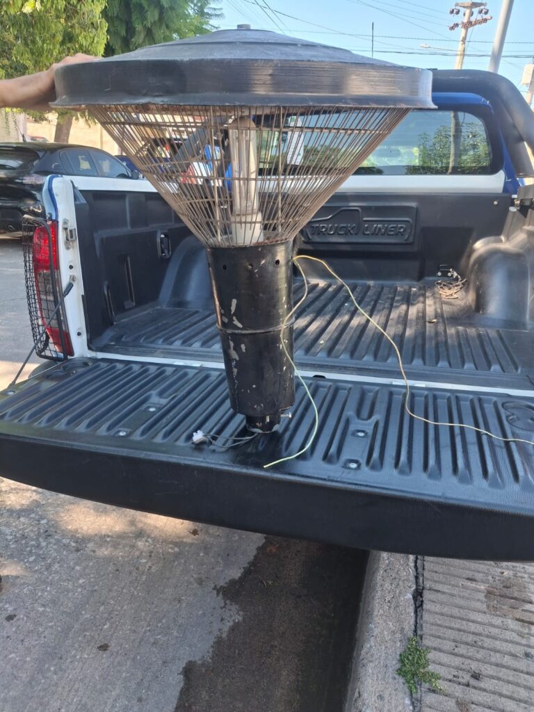 Lo filmaron robándole a los muertos: Se robó un farol del cementerio pero no llegó muy lejos