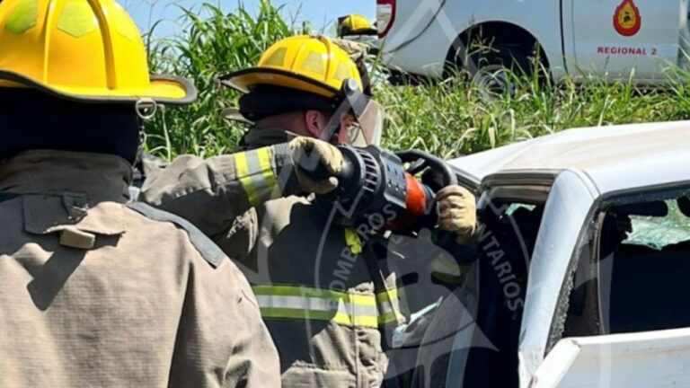 Una camioneta quedó destruida tras chocar con un camión en la Ruta 9