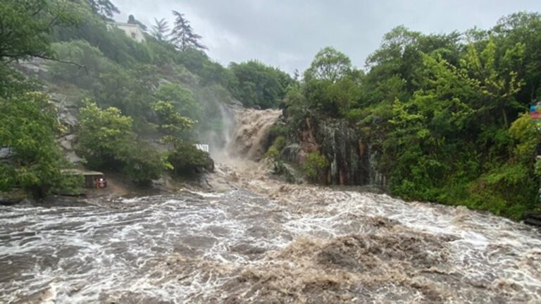 Efecto tormenta en Córdoba: crecida del río en Tanti y granizo en Villa de Soto