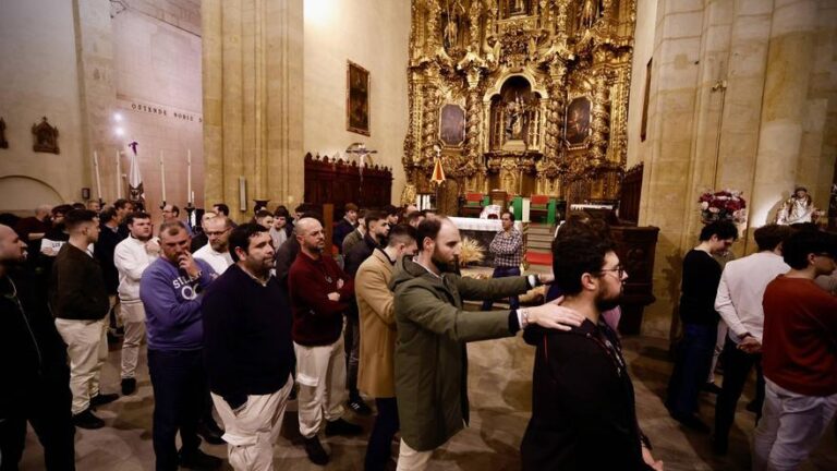 Cientos de costaleros buscan hueco en las trabajaderas de Córdoba: «Hay más posibilidades en los pasos nuevos»
