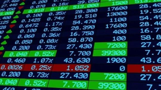 Los bonos en dólares rebotan tras una racha bajista y el riesgo país se aleja de los 600 puntos