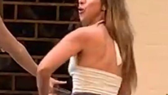 Una abogada e influencer argentina detenida y con tobillera en Brasil: la acusan de racismo