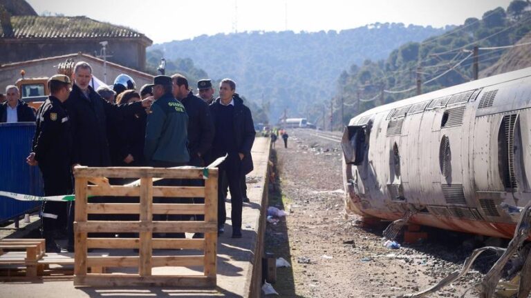 Los Reyes de España visitan en Adamuz (Córdoba) la zona cero del dolor, el lugar donde descarrilaron y chocaron los trenes