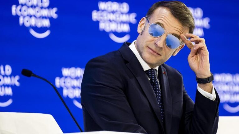 Macron eleva el tono en Davos y acusa a Trump de querer «debilitar Europa»