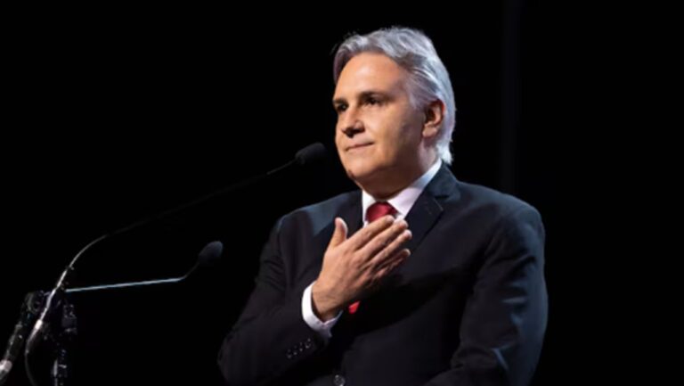 Martín Llaryora extendió la reducción de sueldos del gabinete hasta fines de 2026
