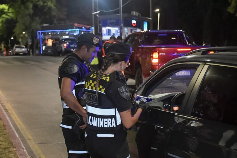 Megaoperativo nocturno en Córdoba: secuestraron autos, motos y hay detenidos