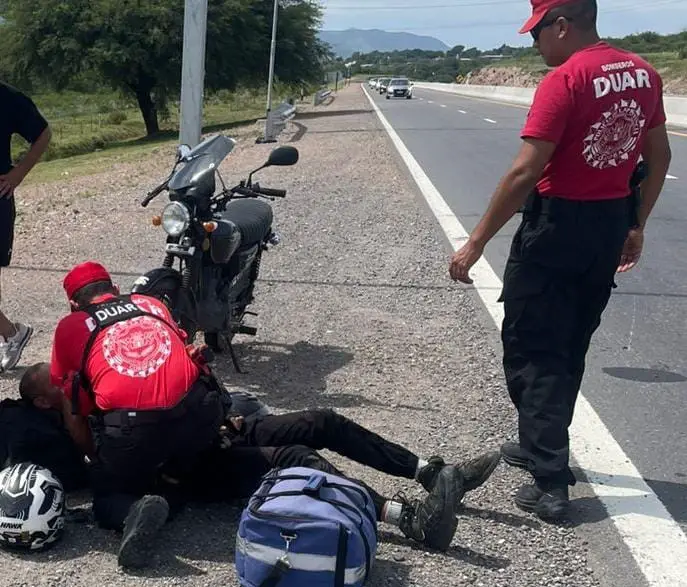 Violento choque entre dos motos en San Antonio de Arredondo: tres heridos trasladados al Hospital