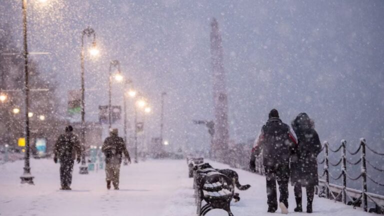 Nueva York se prepara para afrontar una histórica tormenta de nieve