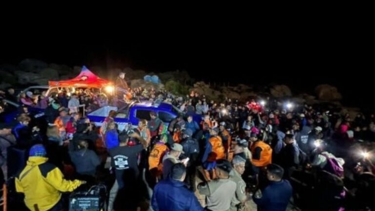 Multitudinaria caminata nocturna en homenaje al Cura Gaucho