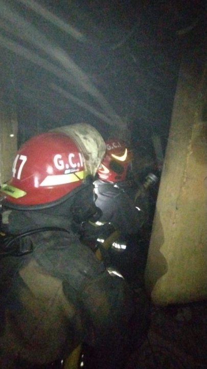Córdoba: bomberos sofocaron un incendio en un depósito de barrio Ituzaingó