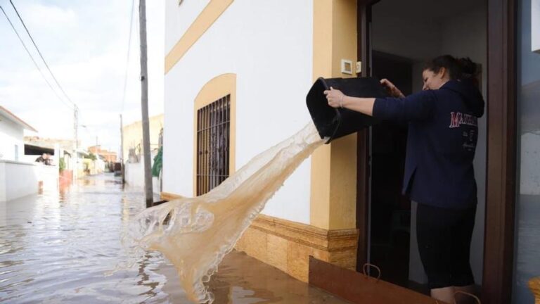 La borrasca Kristin provoca inundaciones en varias viviendas de la barriada cordobesa de Majaneque