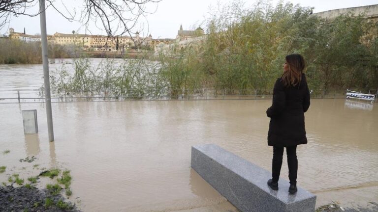 El río Guadalquivir no da tregua y se mantiene en el umbral naranja a su paso por Córdoba
