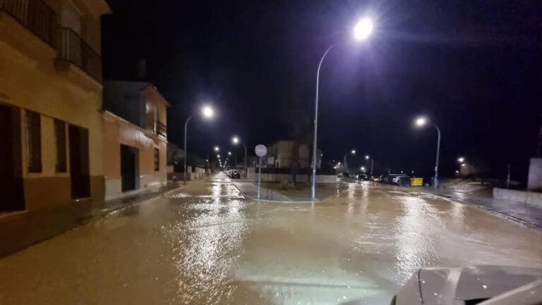 Varias calles inundadas y un arroyo desbordado tras una fuerte tormenta en Castro del Río