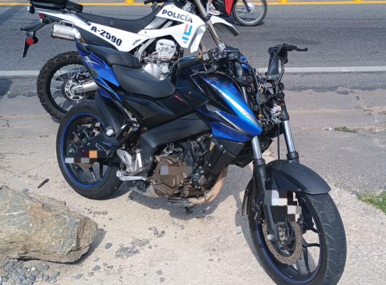 Un motociclista fue hospitalizado tras un choque con una camioneta en Villa del Lago