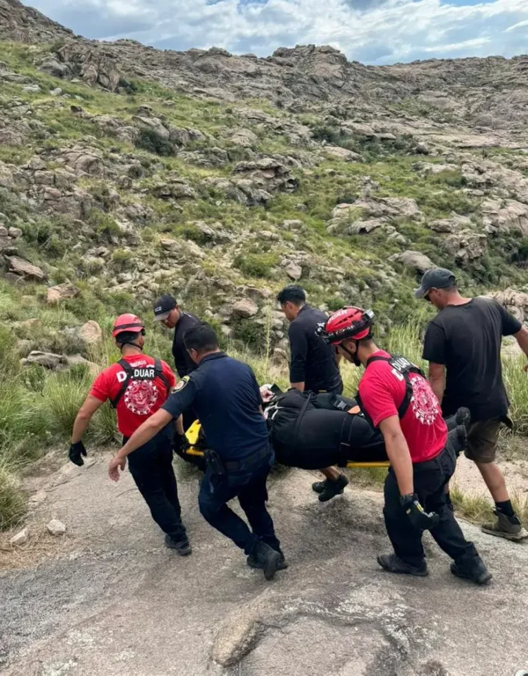 Operativo en las Altas Cumbres: Rescatan a una joven descompensada en zona agreste