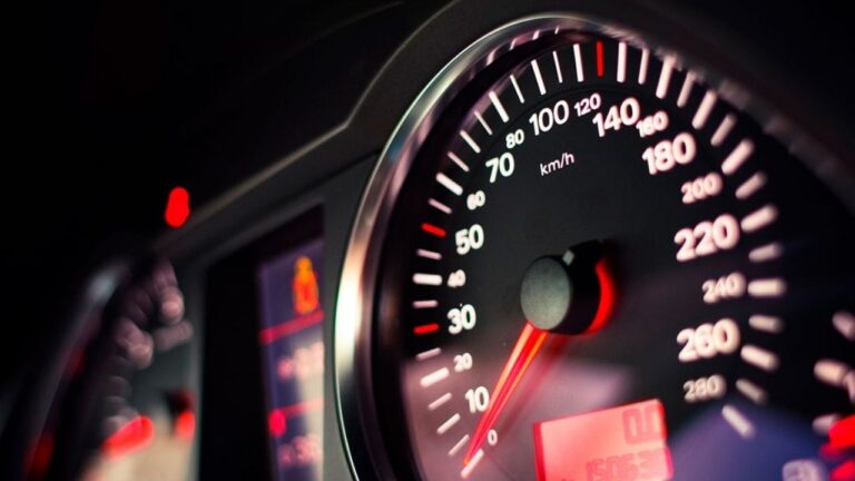 Se puede saber la velocidad por el velocímetro tras un choque?