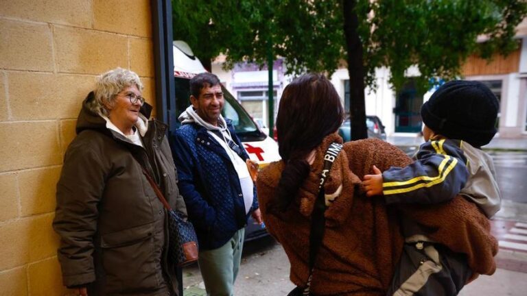 Las familias de los asentamientos desalojados por la crecida del Guadalquivir: Salimos con lo puesto y con mucho frío