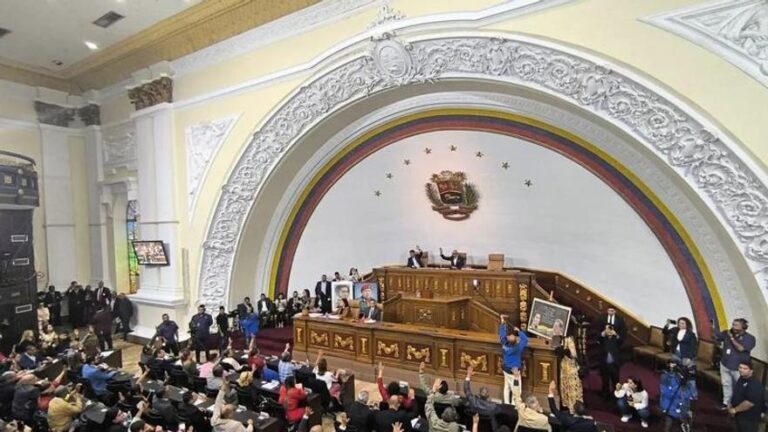 El Parlamento venezolano aprueba la primera discusión sobre una amplia ley de amnistía a los opositores