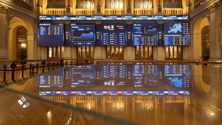 El Ibex 35 se aleja del terreno histórico de los 18.000 puntos al cierre de la semana lastrado por el Sabadell