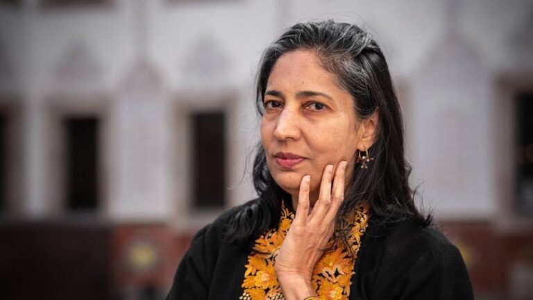 Kiran Desai: «La fundación de Bill Gates me envió a escribir sobre el comercio sexual de niñas en la India. Es todo espeluznante»