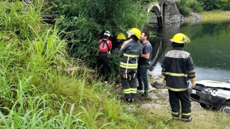 Cayó con una camioneta desde un puente y terminó hospitalizado; fue en Calamuchita