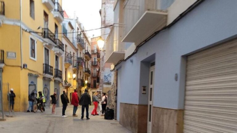 «Hay colas de puteros a 150 metros del Ayuntamiento de València»