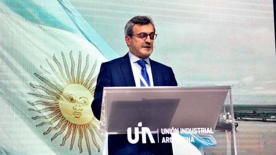 La UIA le lleva a Luis Caputo un plan para reactivar la economía y frenar la crisis industrial