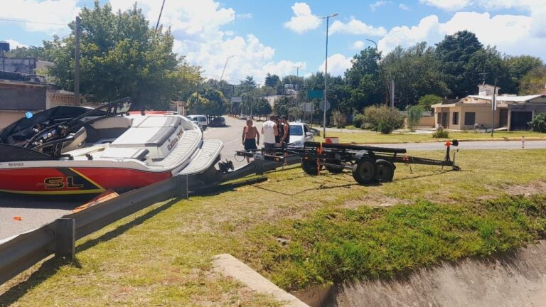 Accidente en el acceso a Carlos Paz por una lancha que se soltó