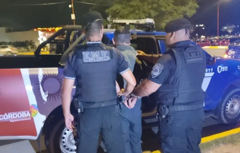 Estaba a punto de robarse una Hilux en pleno centro de Carlos Paz: el dueño regresó y lo descubrió