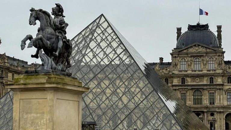 Dimite la directora del Louvre cuatro meses después del robo de joyas en el museo