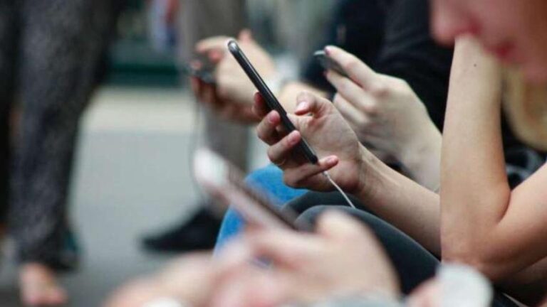 Un 77% de los españoles apoyan la prohibición de las redes sociales para menores de 16 años propuesta por Pedro Sánchez