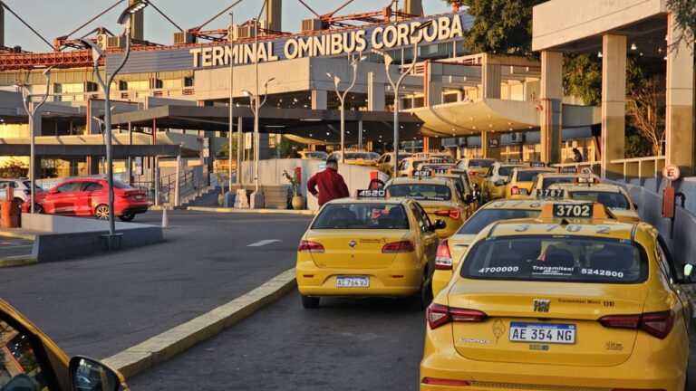 Protesta de taxistas en la Terminal de Córdoba: denuncian falta de registro de las apps
