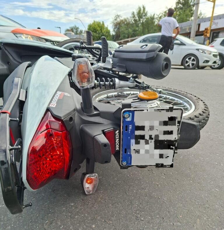 Una joven motociclista sufrió una fractura tras impactar con un auto en Playas de Oro