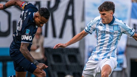 Racing salvó el empate en accidentado partido ante Independiente Rivadavia: lesión de Maravilla Martínez y roja a Miljevic